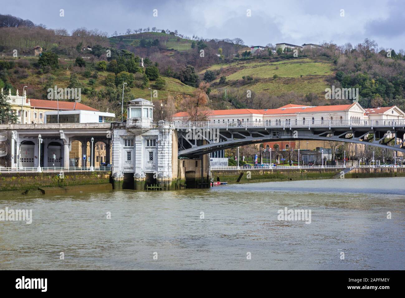 Ponte Deusto sopra estuario della banca di Bilbao a Bilbao, la più grande città in Paesi Baschi, Spagna Foto Stock
