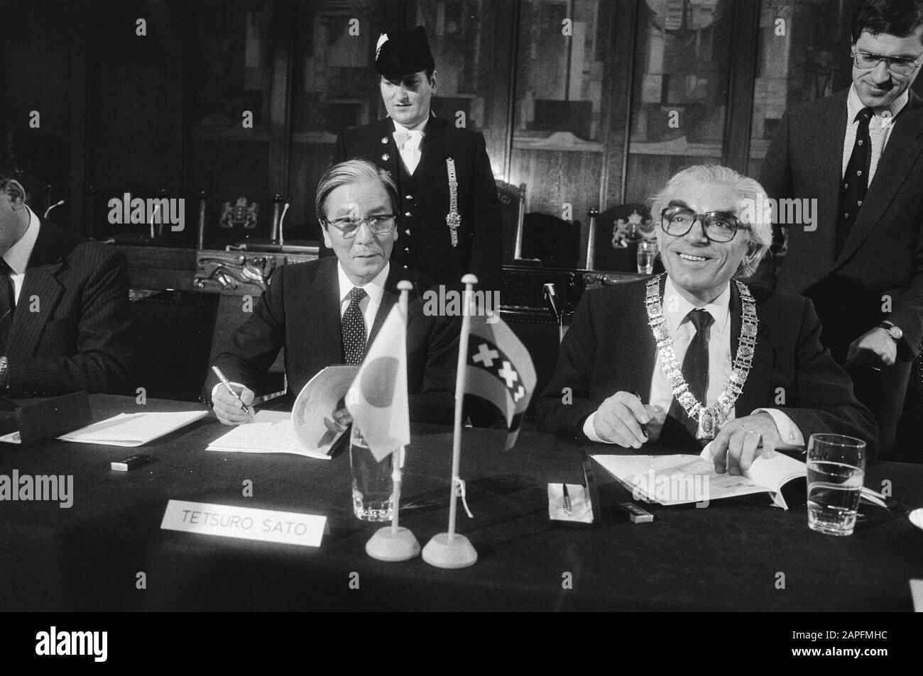 Firma di un contratto tra Nissan e il comune di Amsterdam Descrizione: Mayor Polak (r) e Sig. I. Sato segni Data: 20 maggio 1983 Località: Amsterdam, Noord-Holland Parole Chiave: Industria Auto, sindaci, accordi Nome personale: Polak, Wim, Sato, I. Foto Stock