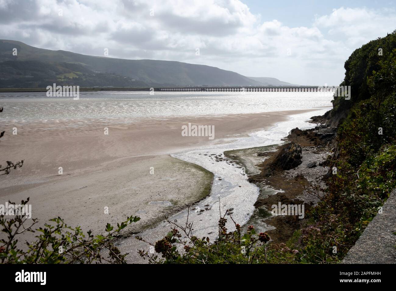 Forno a ponte ferroviario Afon Mawdddach, estuario di Mawddach, Barmouth, Galles Foto Stock