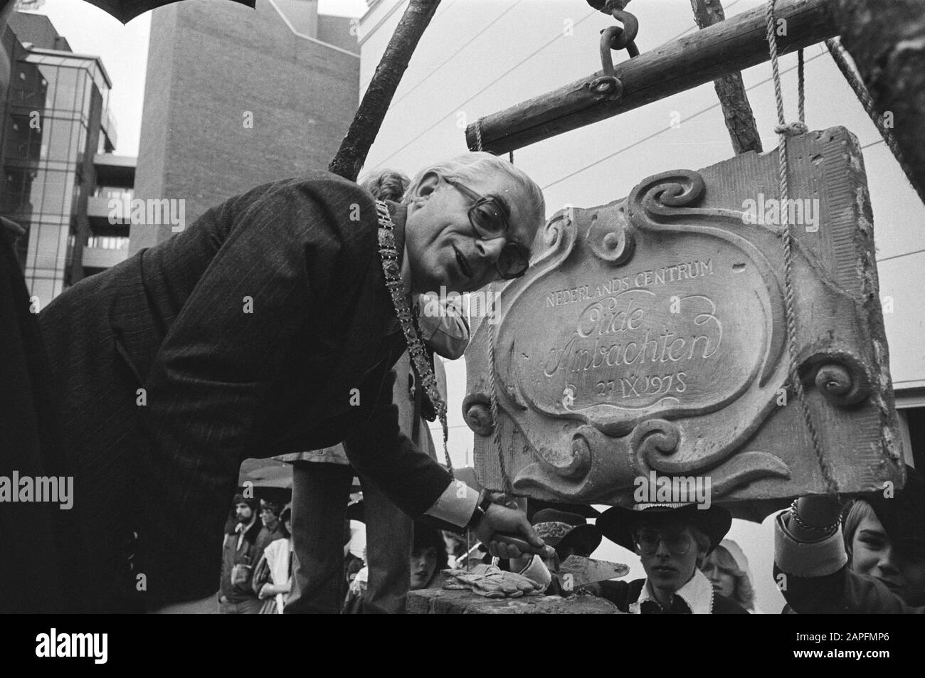 Mayor Polak posa prima pietra di Holland Art and Craf Center Data: 27 settembre 1978 Parole Chiave: Sindaci Foto Stock