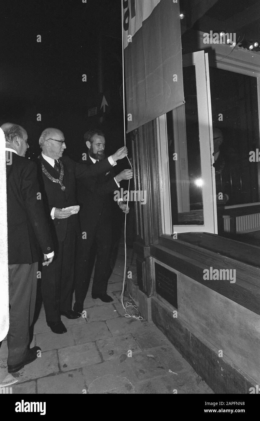Il sindaco Samkalden rivela la targa sulla facciata due edifici restaurati angolo Paleisstraat e NZ-Voorburgwal Data: 23 ottobre 1975 Parole Chiave: Sindaci, facciate, rivelazioni, edifici Foto Stock