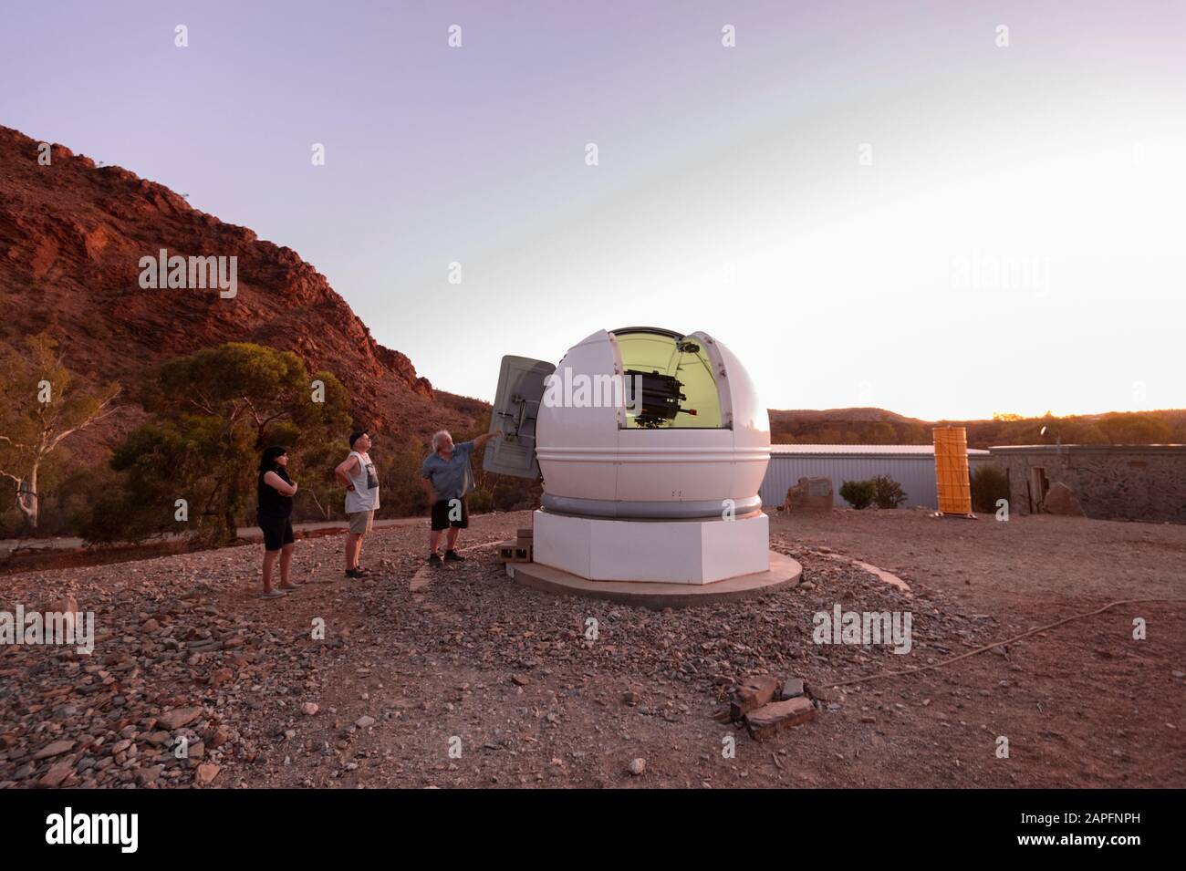 Un esperto di astronomia mostra ai turisti un telescopio all'interno di un osservatorio presso l'Arkaroola Wilderness Sanctuary, Australia Meridionale Foto Stock