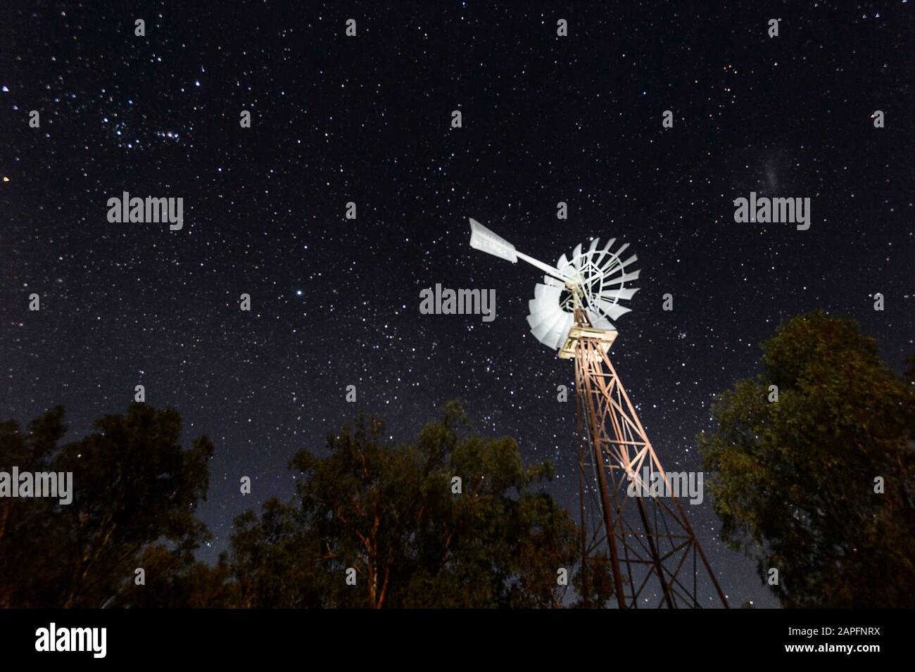 Cielo notturno con una banderuola in primo piano all'Arkaroola Wilderness Sanctuary, Australia Meridionale, Australia Foto Stock