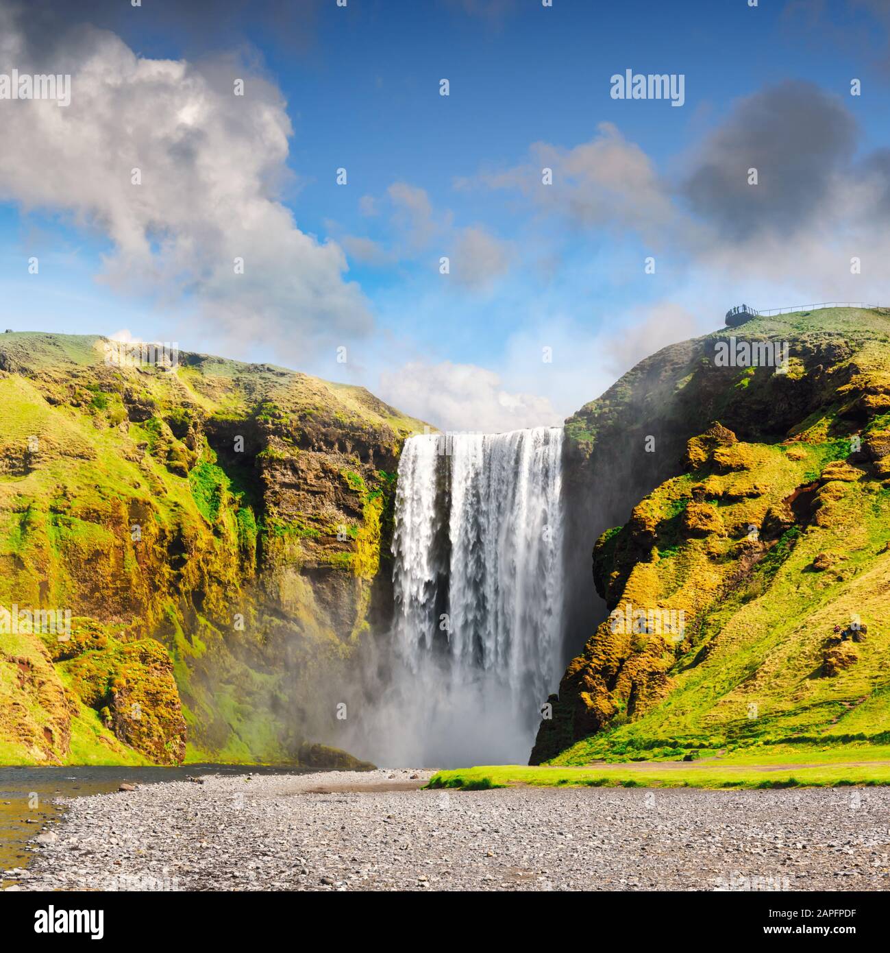 Giornata di sole presso la famosa cascata Skogafoss sul fiume Skoga. Islanda, Europa. Fotografia di paesaggio Foto Stock