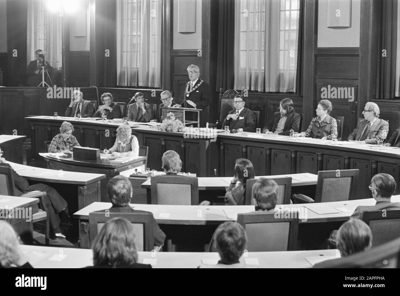 Il sindaco Thomassen dice addio al consiglio e agli aldermen di Rotterdam; Thomassen durante il discorso di addio nel comune Data: 31 ottobre 1974 Località: Rotterdam, Zuid-Holland Parole Chiave : FEEDEFEDERS, Sindaci, Consiglieri Nome personale: Thomassen, Wim Foto Stock