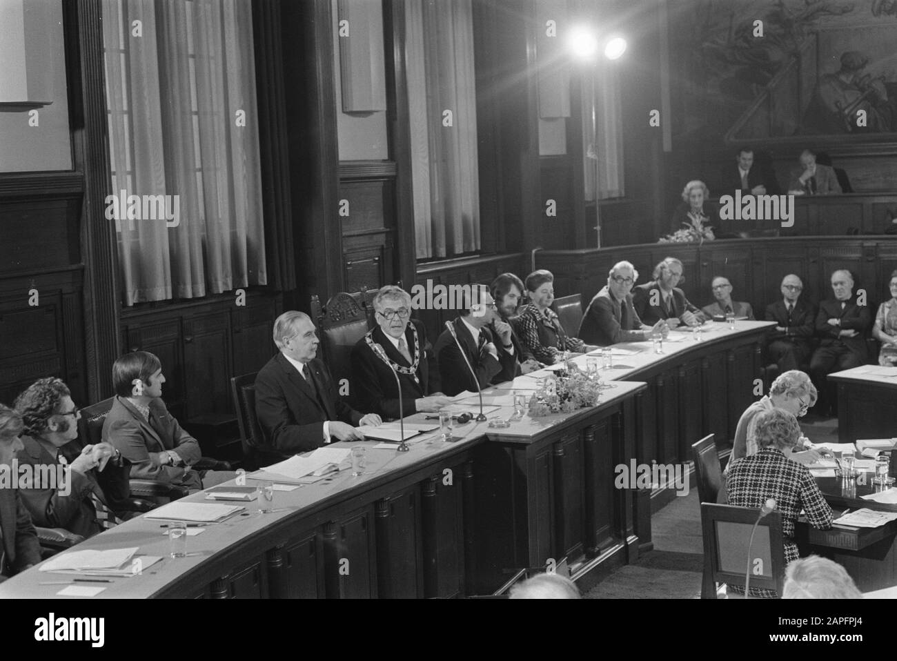 Il sindaco Thomassen dice addio al consiglio e agli aldermen di Rotterdam; Thomassen durante il discorso di addio nel comune Data: 31 ottobre 1974 Località: Rotterdam, Zuid-Holland Parole Chiave : FEEDEFEDERS, Sindaci, Consiglieri Nome personale: Thomassen, Wim Foto Stock