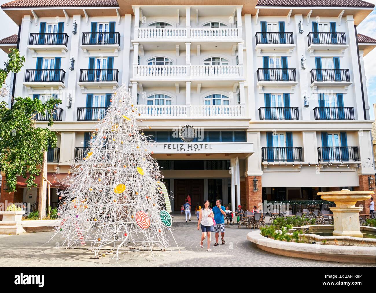 Isola di Boracay, Aklan, Filippine: Vista frontale che mostra l'ingresso del Feliz Hotel con la circostante plaza a D'Mall shopping Foto Stock