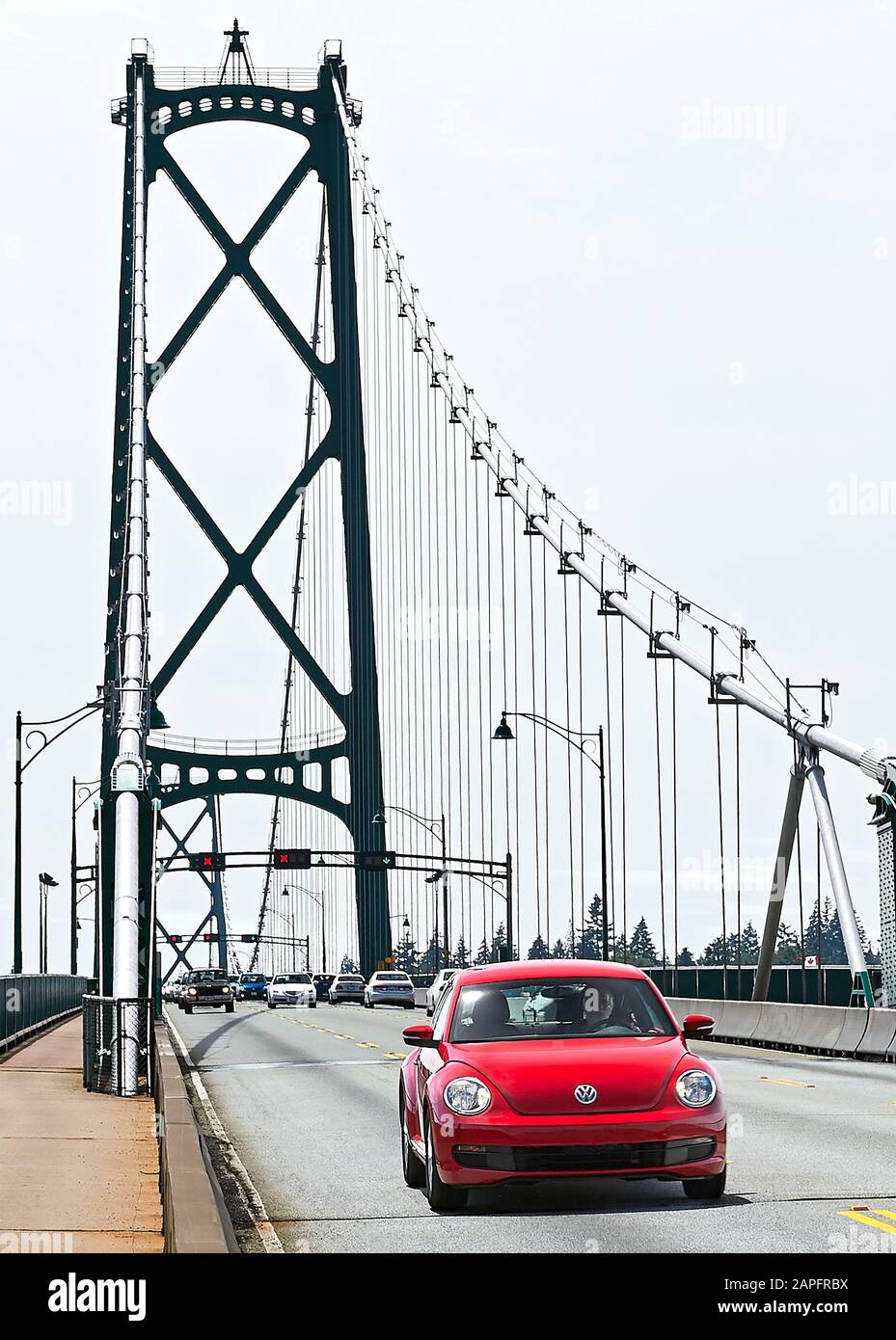 Vancouver, B.C., Canada - 21 giugno 2012: Vista al Lions Gate Bridge, che collega Vancouver alla North Shore, una Volkswagen Bealle rossa di fronte Foto Stock