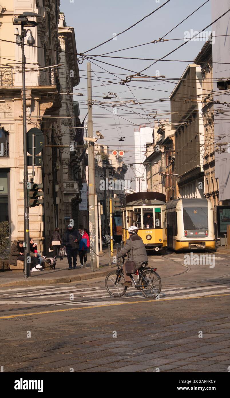 Trasporto di energia verde in Mian Italia in inverno Foto Stock