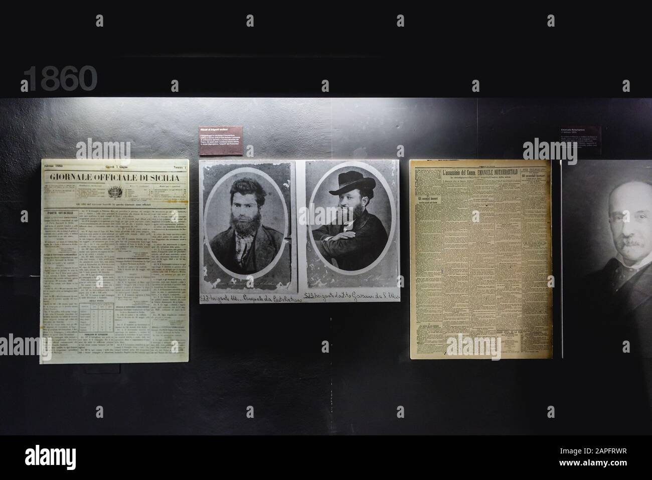 Sala con riproduzioni di giornali nel Museo Mafioso, parte del Museo Civico nella città di Salemi situata nella provincia di Trapani nella Sicilia sud-occidentale, Ita Foto Stock