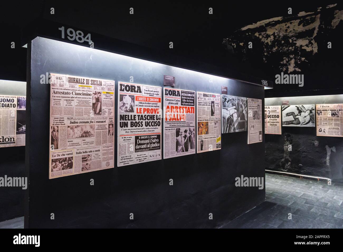 Sala con riproduzioni di giornali nel Museo Mafioso, parte del Museo Civico  nella città di Salemi situata nella provincia di Trapani nella Sicilia  sud-occidentale, Ita Foto stock - Alamy