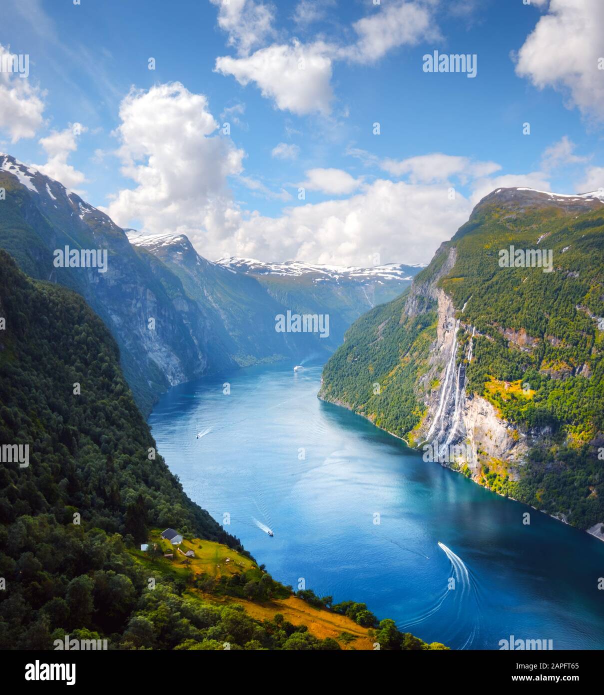 Vista mozzafiato del fiordo di Sunnylvsfjorden e delle famose cascate delle sette Sorelle, vicino al villaggio di Geiranger nella Norvegia occidentale. Fotografia di paesaggio Foto Stock