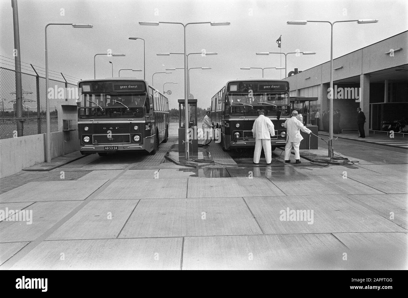 Apertura di un nuovo garage del GVB ad Amsterdam Nord Descrizione: Autobus per il garage Data: 27 Agosto 1968 Località: Amsterdam, Noord-Holland Parole Chiave: Autobus, garage Foto Stock