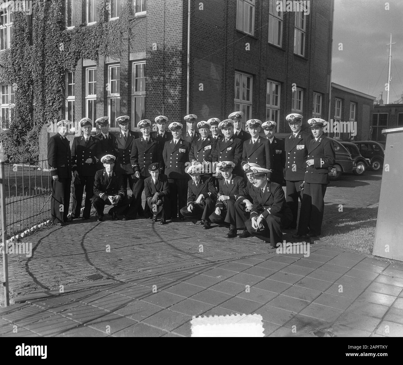 Ufficio di conversione Marine a Kattenburg. Ritratto di gruppo Data: 19 Settembre 1952 luogo: Amsterdam Parole Chiave: Acceptions dell'ufficio, marina, ufficiali Nome dell'istituto: Marino Foto Stock