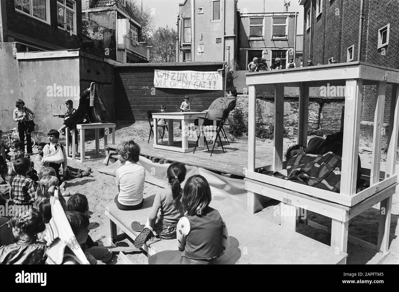 Apertura buche manifestazione per quartieri dal Jordaan; spettacolo del Teatro Wasp Descrizione: Comunità case, teatro Data: 9 Maggio 1979 posizione: Amsterdam, Noord-Holland Parole Chiave: Comunità case, teatro Foto Stock