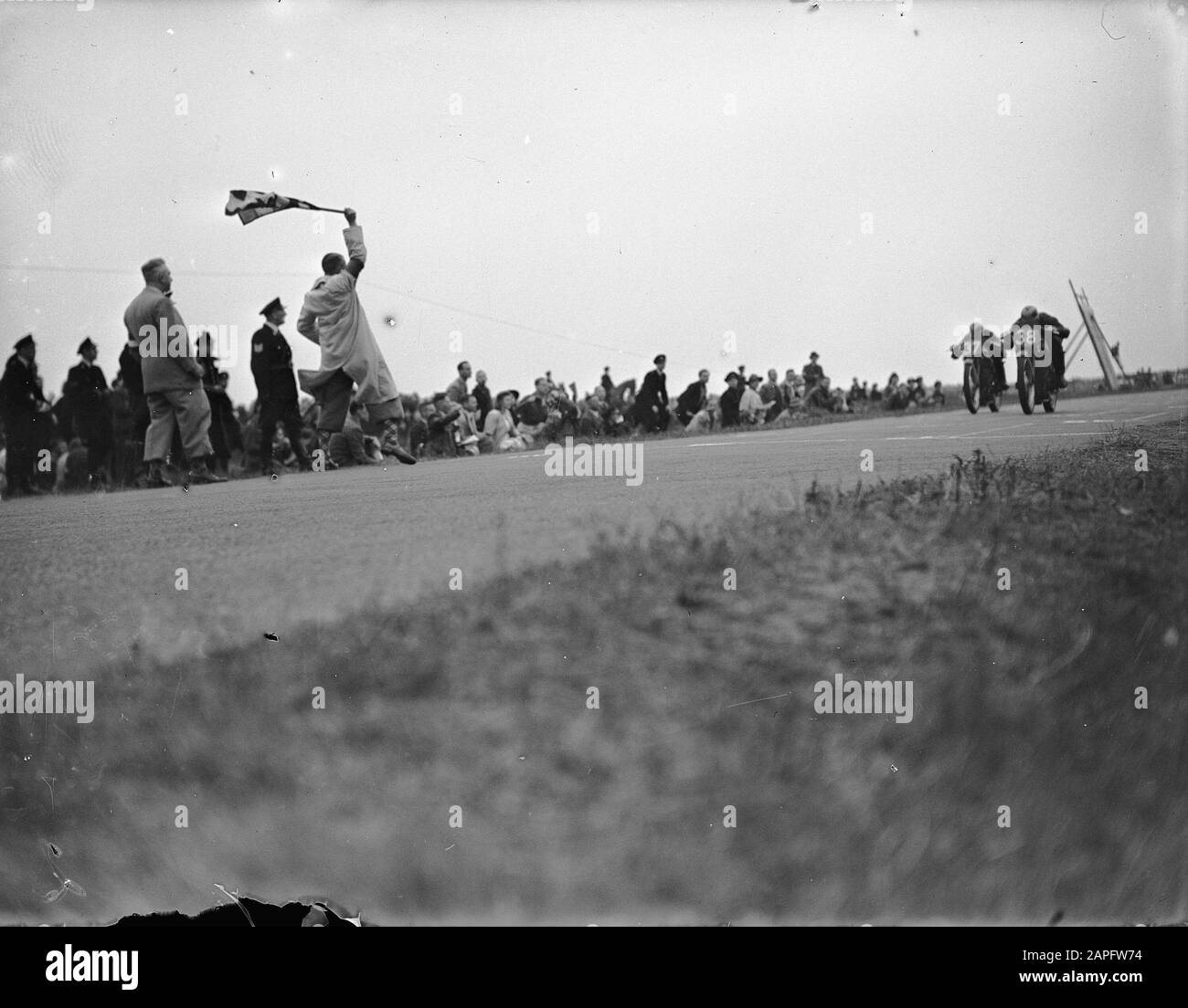 TT Assen 1948 Descrizione: Classe 350cc. Kenneth Bills (1st, Velocette) e Freddie Frith (2nd, Velocette) al traguardo Data: 26 giugno 1948 posizione: Assi Parole Chiave: Motorsport Nome Persona: Bill, Kenneth, Frith, Freddie Nome istituzionale: TT Foto Stock