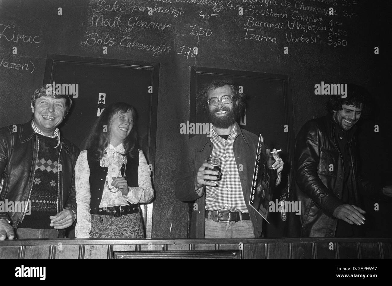 Cabaret group KK sjo rilascia LP in De Flass, Hans Dorrestijn con LP (metà) Data: 27 settembre 1974 Parole Chiave: Cabaret Nome personale: Flet DE Foto Stock