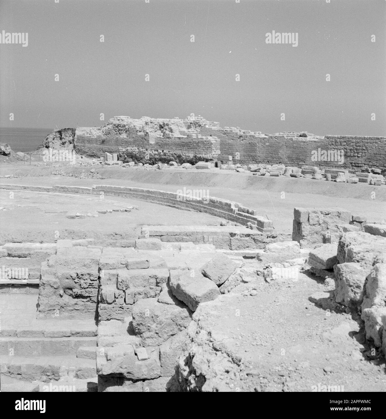 Israele 1964-1965: Cesarea, Archeologia Descrizione: Cesarea. Parte delle rovine dell'anfiteatro romano Annotazione: Cesarea è un villaggio e un parco archeologico in Israele, situato nel quartiere di Haifa. Si trova a circa tra Tel Aviv e Haifa nel Mar Mediterraneo. Per quanto riguarda l'antichità, si chiama anche Cesarea Maritima. A Cesarea gli scavi sono stati fatti per decenni e c'è molto da vedere. È un'attrazione turistica Data: 1964 Località: Cesarea, Israele Parole Chiave: Teatro all'aperto, rovine Foto Stock