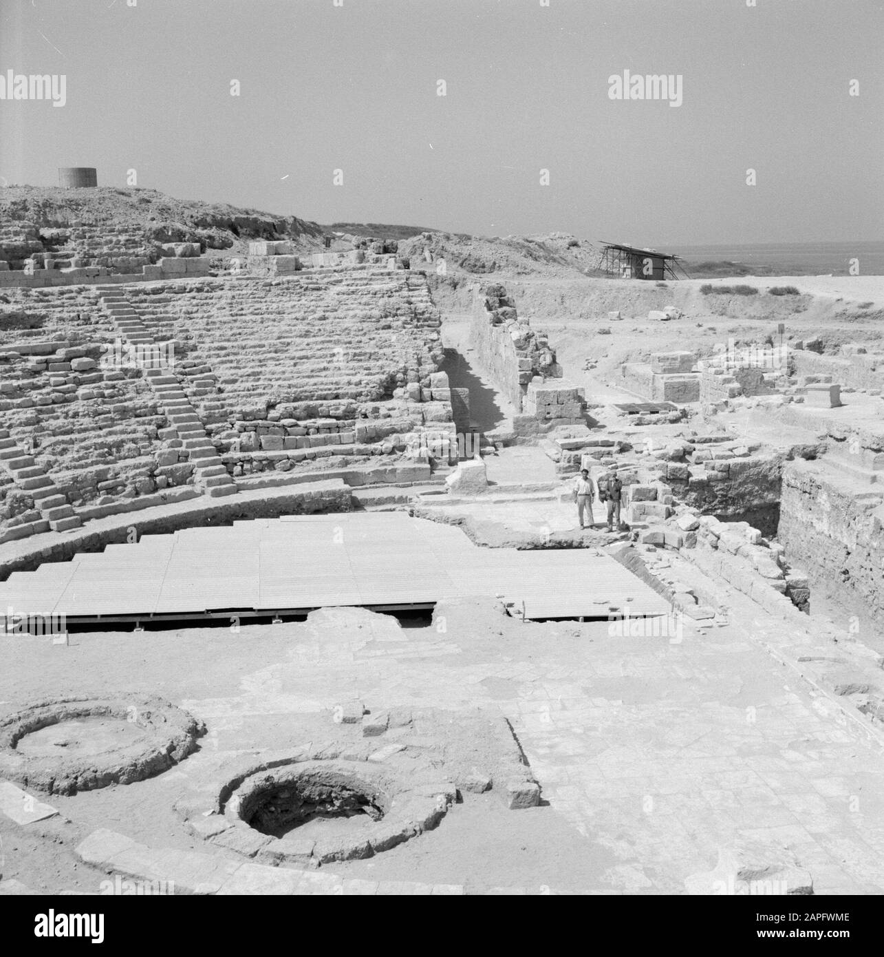 Israele 1964-1965: Cesarea, Archeologia Descrizione: Cesarea. Vista della sezione pubblica (cavea) e l'orchestra dell'anfiteatro romano Annotazione: Cesarea è un villaggio e un parco archeologico in Israele, situato nel quartiere di Haifa. Si trova a circa tra Tel Aviv e Haifa nel Mar Mediterraneo. Per quanto riguarda l'antichità, si chiama anche Cesarea Maritima. A Cesarea gli scavi sono stati fatti per decenni e c'è molto da vedere. È un'attrazione turistica Data: 1964 Località: Cesarea, Israele Parole Chiave: Teatro all'aperto, rovine Foto Stock