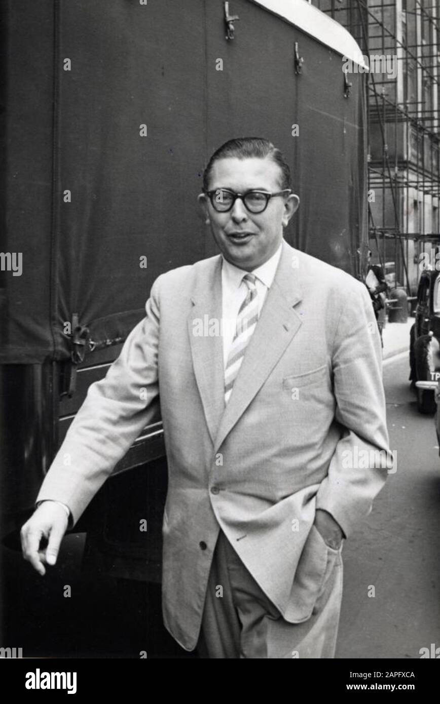 Sig. G.J.P. Cammelbeeck (PvdA) lascia il tribunale di Amsterdam dopo un processo contro i contraffattori. Paesi Bassi, 21 Giugno 1961. Foto Stock