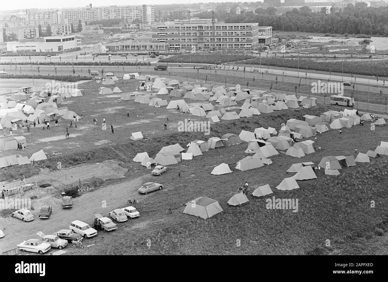 Camping Jehova op Ringdijk Vicino alla sede della Rai Data: 16 Agosto 1966 Località: Amsterdam, Noord-Holland Parole Chiave: Campeggi Nome dell'istituzione: Rai Foto Stock