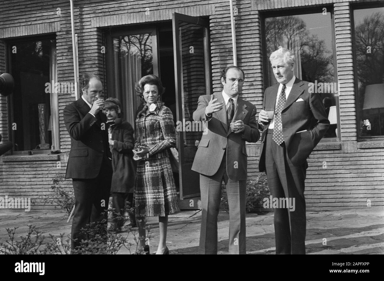 Il primo Ministro canadese Trudeau offre il pranzo di governo alla residenza dell'ambasciatore canadese; Trudeau e la moglie davanti all'ufficio Data: 28 febbraio 1975 Parole Chiave: Moglie, residenze d'ufficio Nome personale: Trudeau, Pierre Foto Stock