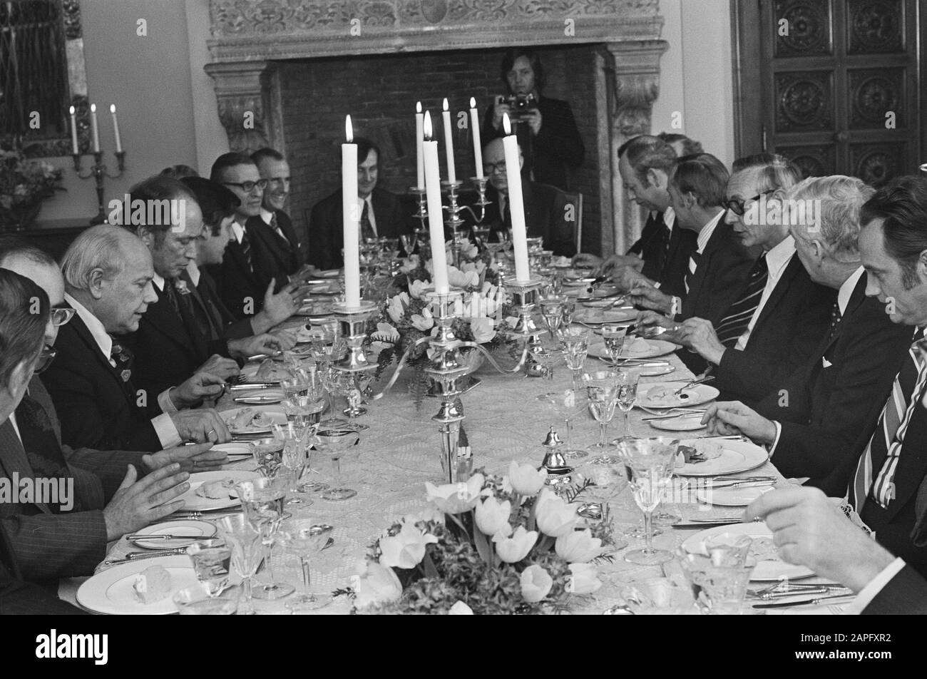 Il primo Ministro canadese Trudeau offre il pranzo di governo nella residenza ufficiale ambasciatore canadese; l'intera azienda al tavolo Data: 28 febbraio 1975 Parole Chiave: Residenze d'ufficio, pranzi, tavoli Nome personale: Trudeau, Pierre Foto Stock