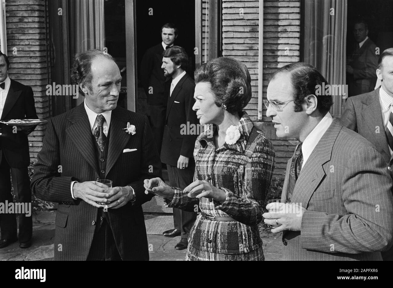 Il primo Ministro canadese Trudeau offre il pranzo di governo alla residenza dell'ambasciatore canadese; Trudeau e la moglie davanti all'ufficio Data: 28 febbraio 1975 Parole Chiave: Moglie, residenze d'ufficio Nome personale: Trudeau, Pierre Foto Stock