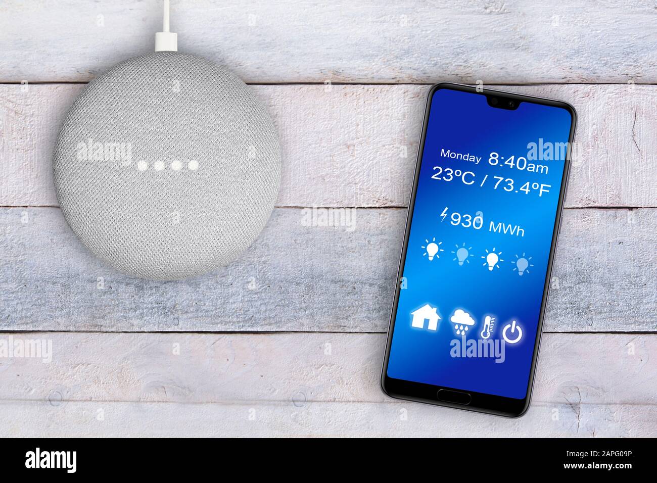 Barcellona, 23 GENNAIO 2020: Assistente domestico intelligente Google Dot controllato con un'applicazione del telefono intelligente. Foto Stock