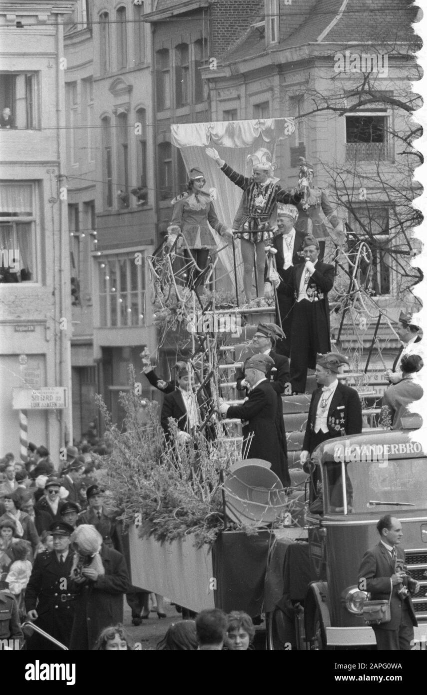 Sfilata di Carnevale a Maastricht anche la televisione era presente Data: 28 febbraio 1960 Località: Maastricht Parole Chiave: Sfilate di Carnevale, televisori Foto Stock