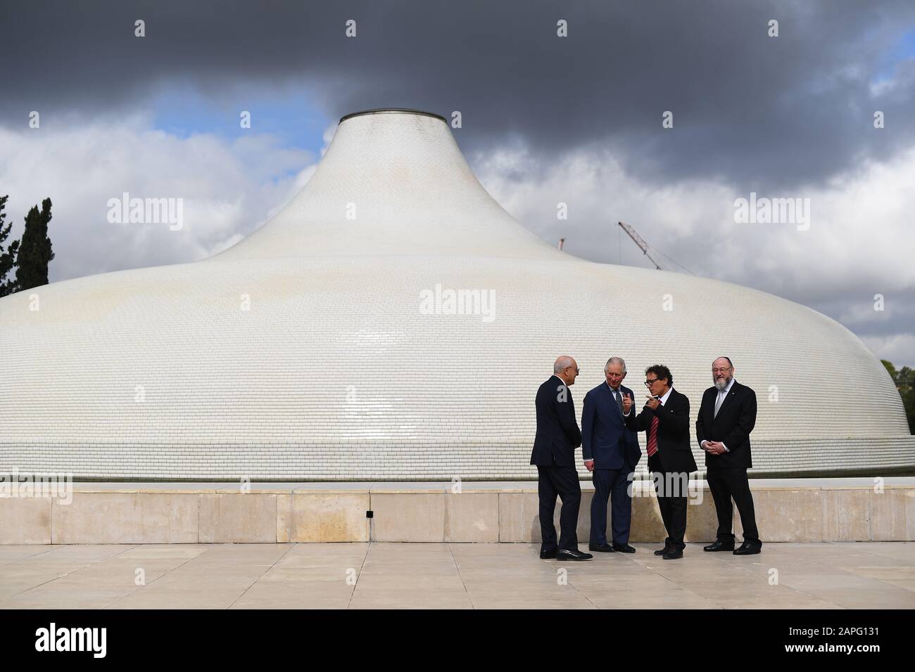 Il Principe di Galles (seconda a sinistra) e il Capo Rabbino Ephraim Mirvis (a destra) durante una visita al Santuario del Libro al Museo d'Israele a Gerusalemme il primo giorno della sua visita in Israele e nei territori palestinesi occupati. Foto Stock