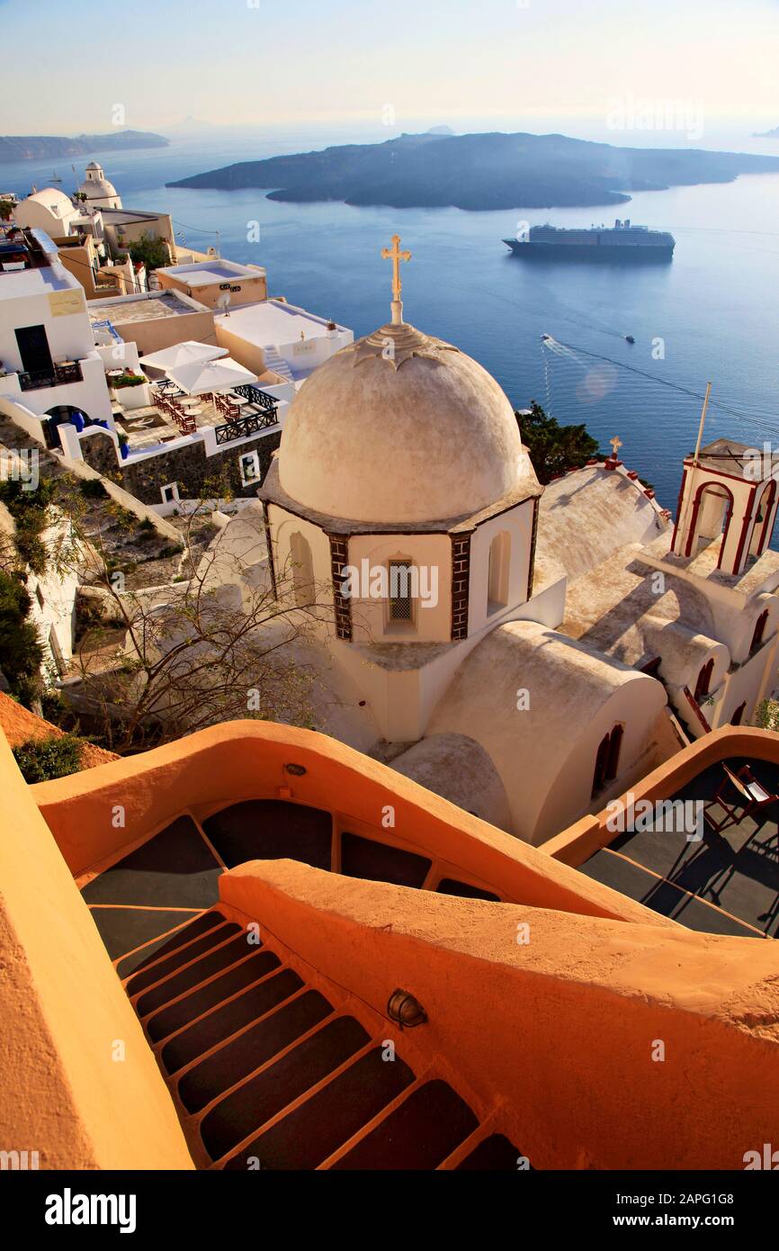 Edifici e chiese in cubiforme imbiancate, Santorini Island (Thira) Cyclades, Grecia Foto Stock
