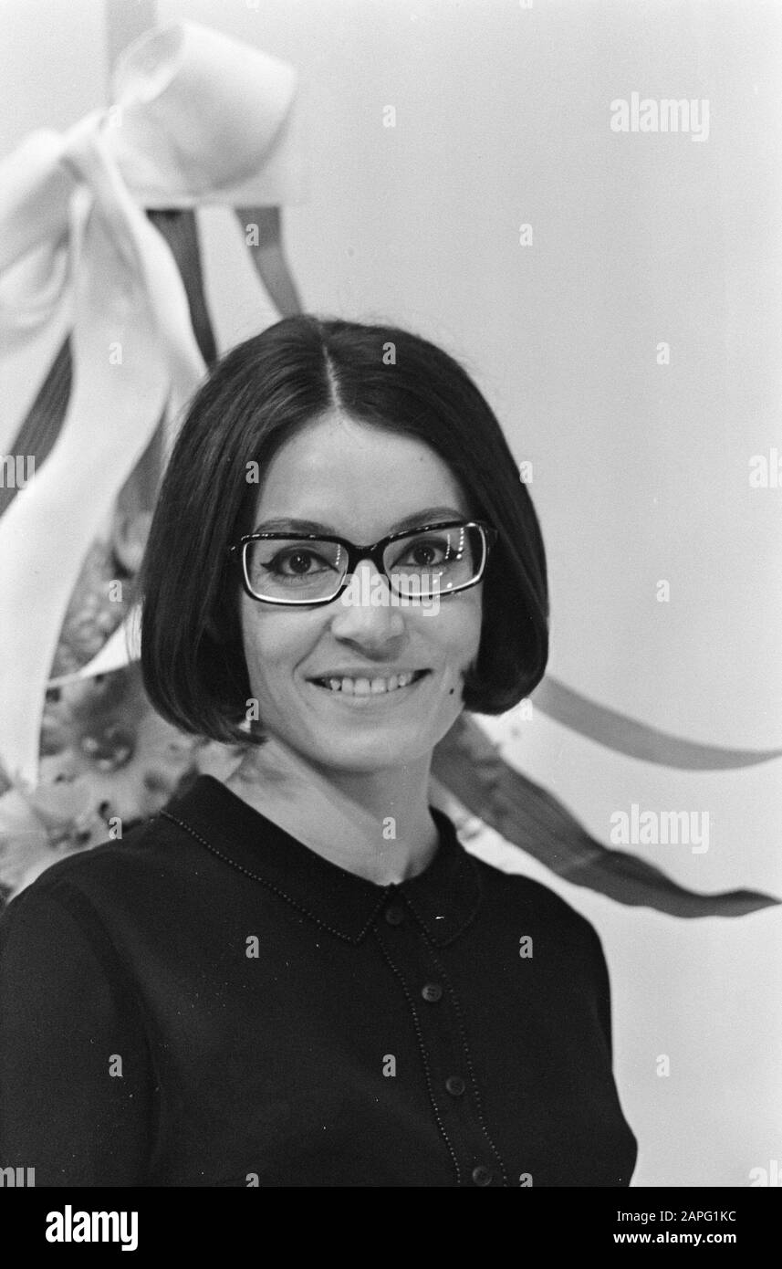 Caterina Valente Show, Nana Mouskouri (Capo) Data: 3 Giugno 1966 Nome Personale: Mouskouri, Nana Foto Stock