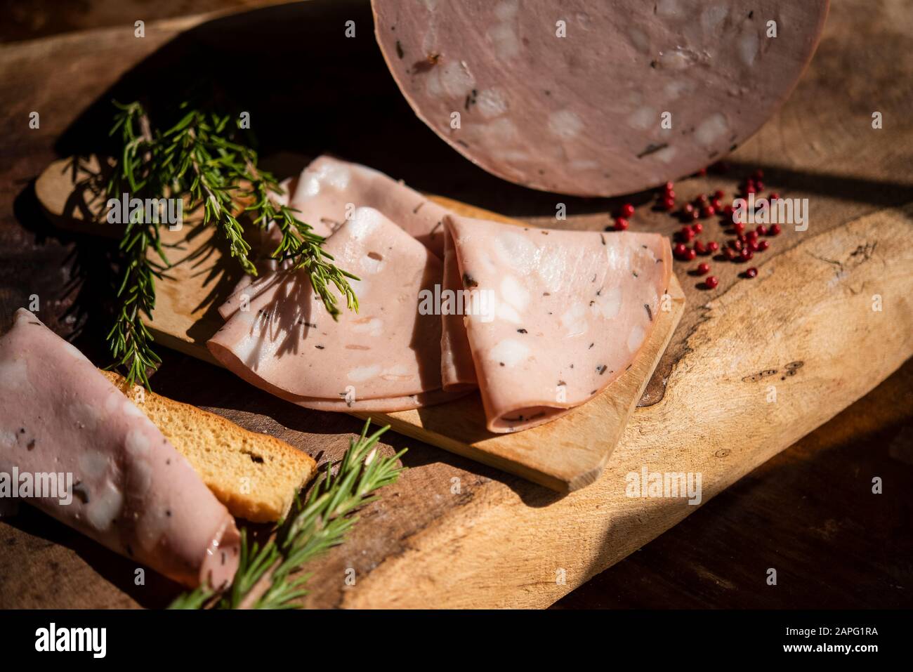 Primo piano di fette di salame, rosmarino, pepe di mais Foto Stock