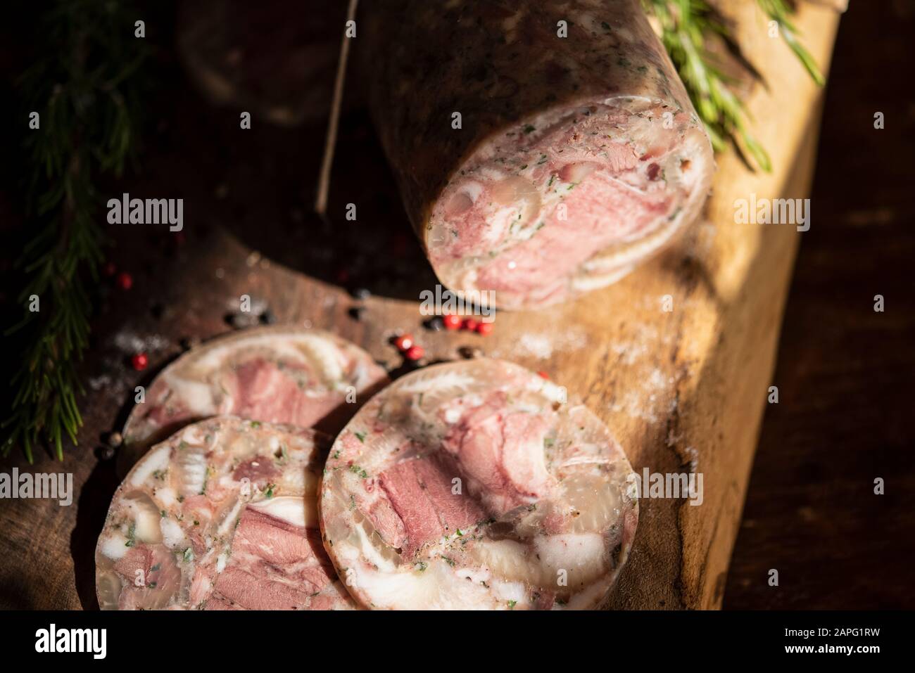 Primo piano di fette di salame, rosmarino, pepe di mais Foto Stock