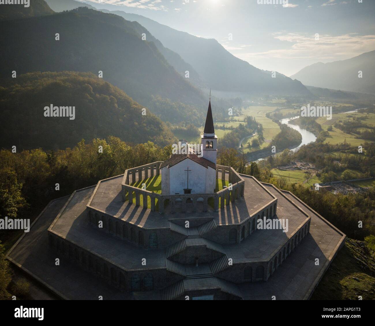Veduta aerea del santuario di Sant'Antonio (Caporetto Memorial), Kobarid, Goriska, Slovenia Foto Stock