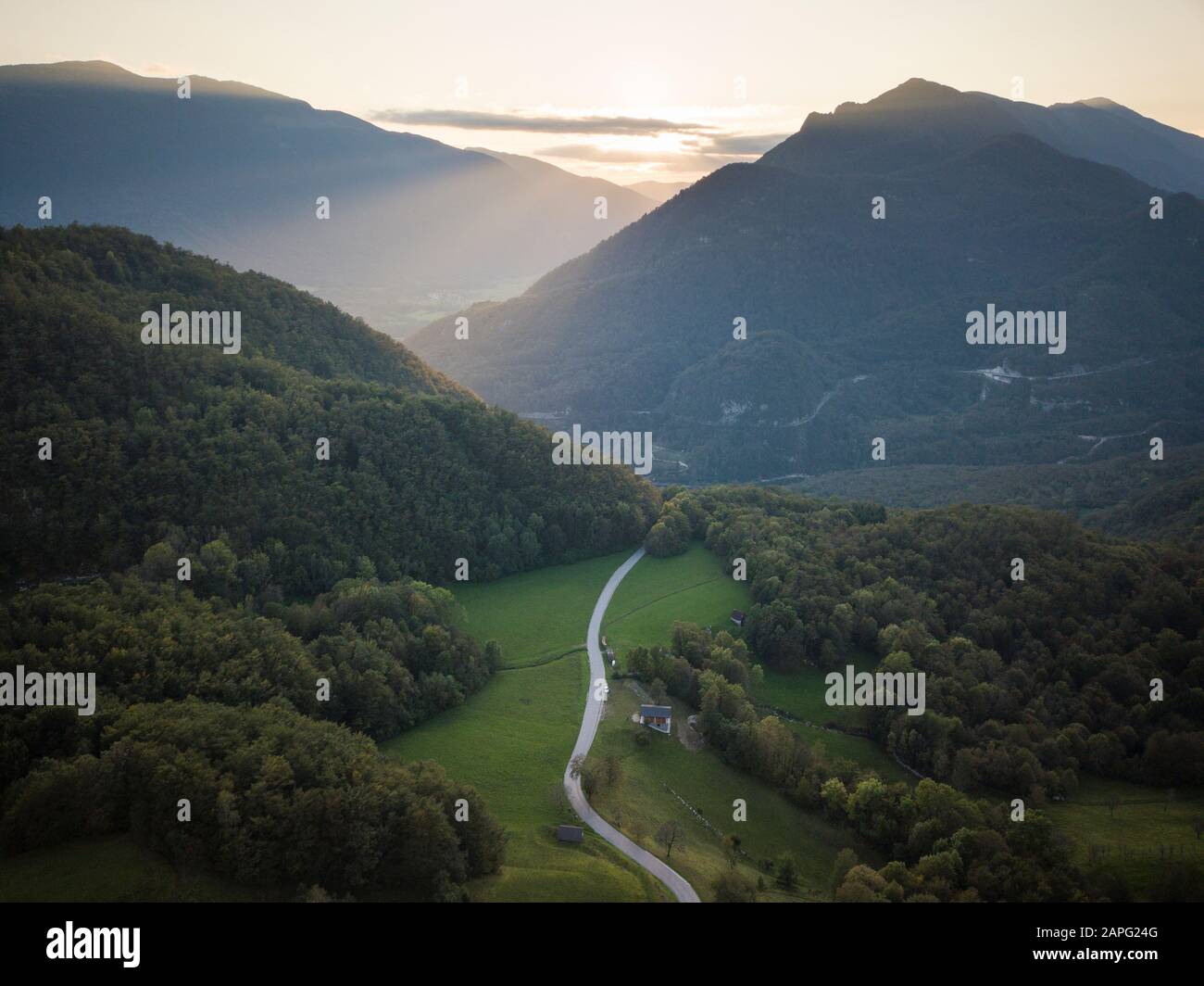 Veduta aerea del paesaggio al tramonto, Dresnica, Parco Nazionale del Triglav, alta Carniola, Slovenia Foto Stock