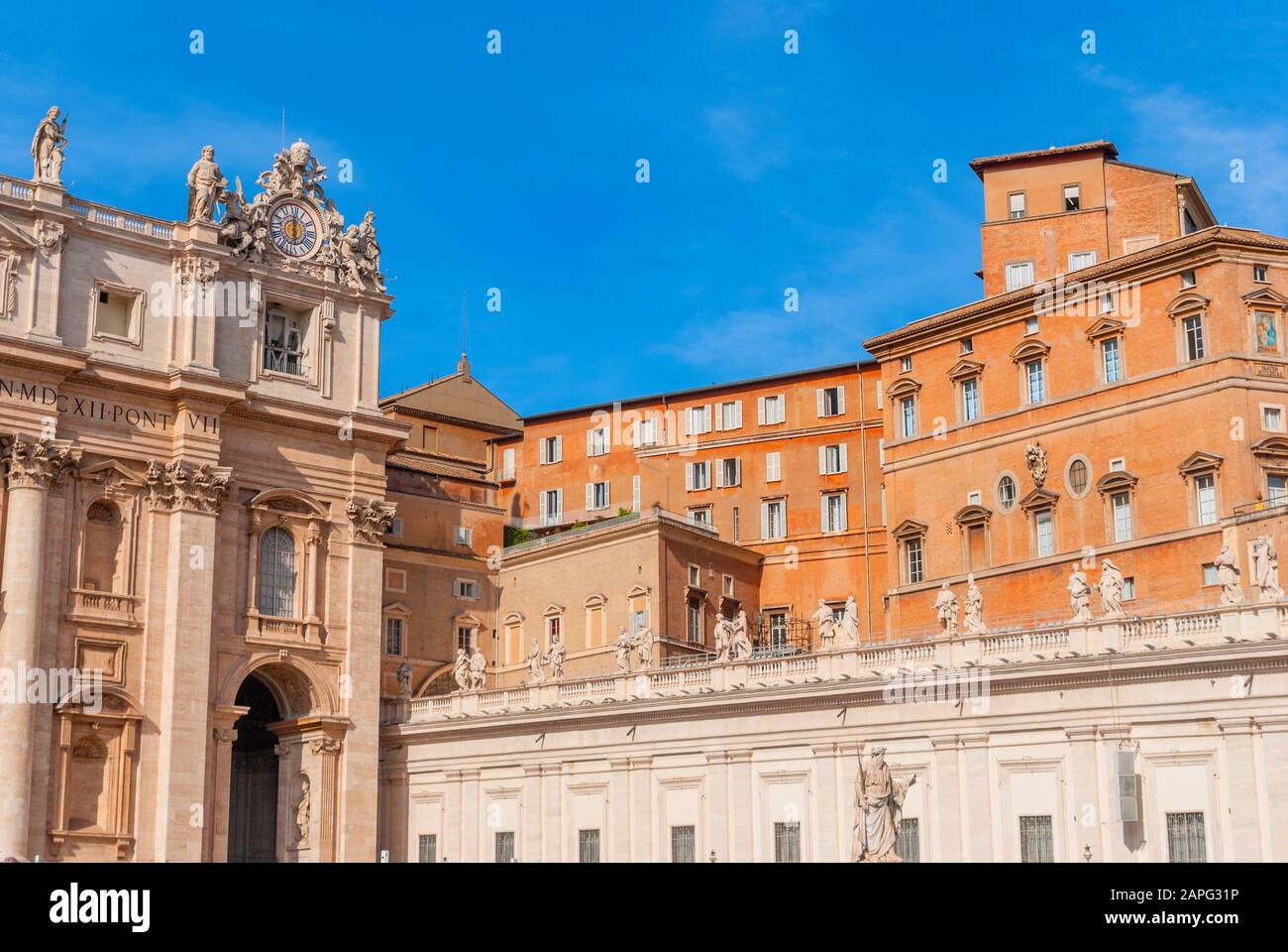 La Basilica di San Pietro sul cielo blu sullo sfondo. Vaticano, Italia Foto Stock