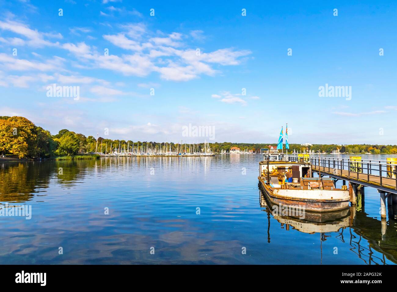 Moli per barche sul lago Wannsee a Berlino, Germania. Wannsee (o Grosser Wannsee) è un'insenatura del fiume Havel vicino alla località di Wannsee e Nikolassee Foto Stock