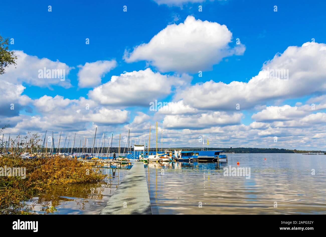 Moli per barche sul lago Wannsee a Berlino, Germania. Wannsee (o Grosser Wannsee) è un'insenatura del fiume Havel vicino alla località di Wannsee e Nikolassee Foto Stock