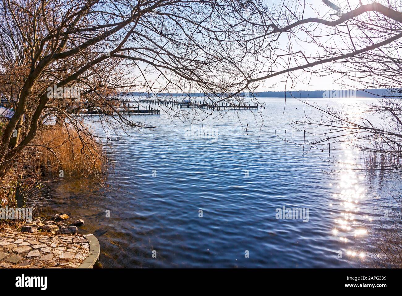 Vista invernale sul lago Wannsee a Berlino, Germania. Wannsee (o Grosser Wannsee) è un'insenatura del fiume Havel vicino alla località di Wannsee e Nikolassee Foto Stock