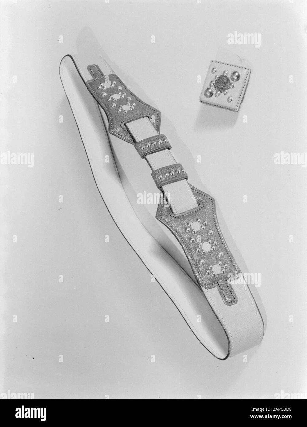Pubblicità Fotografia Descrizione: Cintura e clip con nichel pulsanti Annotazione: Nel sistema di Van de poll la scheda menziona anche: 'Pour Dorland' e 'Aris Gants' Data: 3 agosto 1936 posizione: Francia, Parigi Parole Chiave: Moda Foto Stock