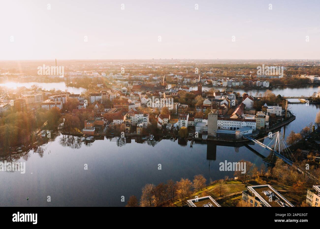 Foto drone della città vecchia di Kopenick Berlino all'alba Foto Stock