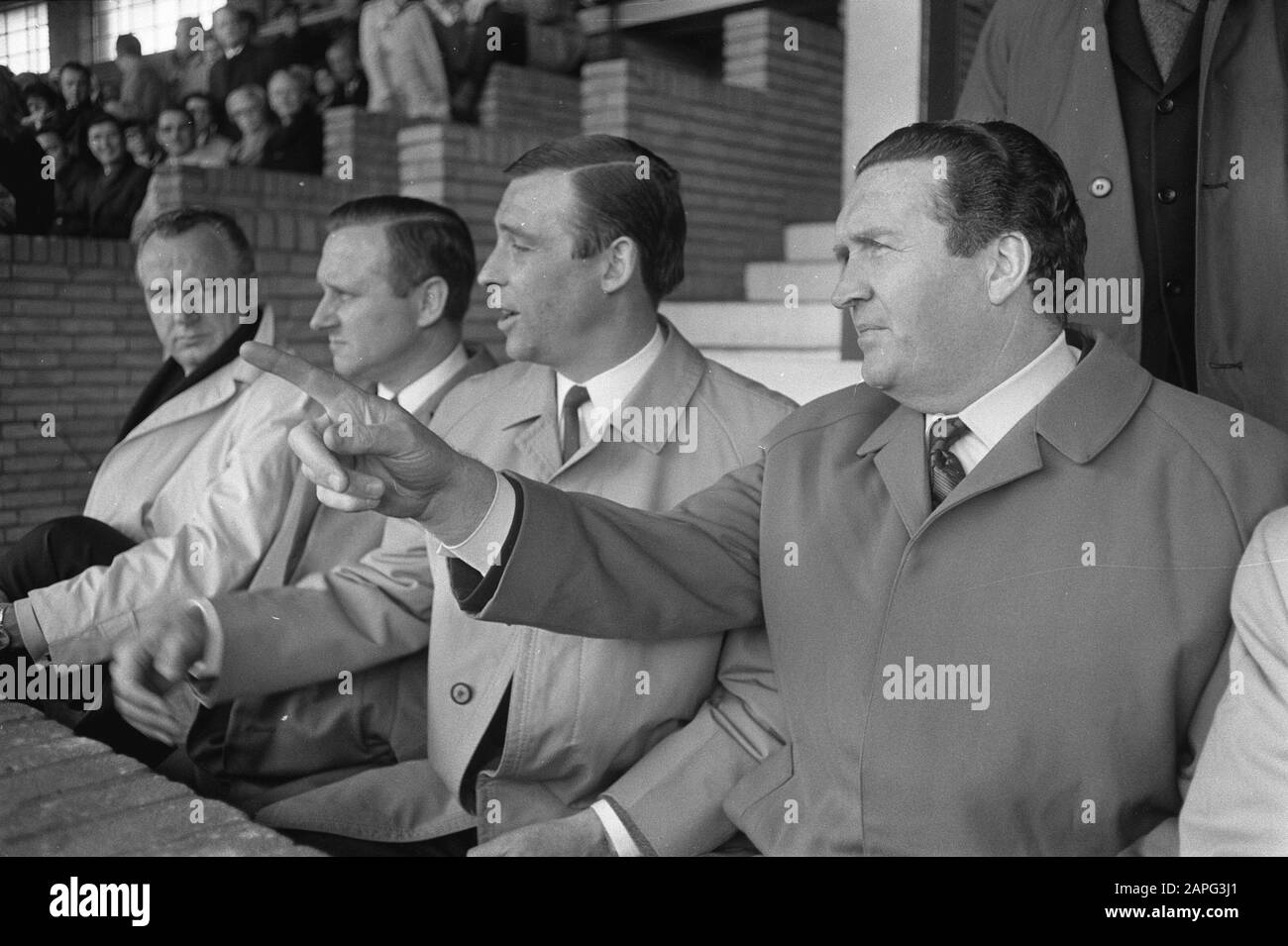 AJAX - Feyenoord: 3-3 Descrizione: Celtic-manager Jock Stein (r) e il successivo presidente di Feyenoord Gerard Kerkum (secondo da destra) seguire interessato al concorso Data: 26 aprile 1970 Località: Amsterdam, Nord Olanda Parole Chiave: Sport, calcio Nome personale: Kerkum, Gerard, Stein, Jock Institution nome: Feyenoord Foto Stock