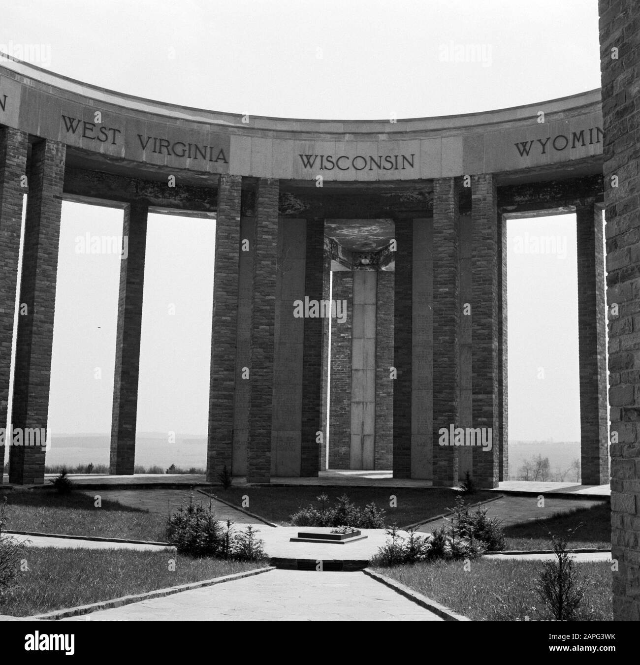 Mémorial du Mardasson, The USA War Memorial a Bastogne, Belgio Descrizione: Centro del monumento dell'architetto Georges Dedoyard; sugli architraves i nomi degli stati della Virginia Occidentale, Wisconsin e Wyoming Data: 1956 Località: Bastogne, Belgio Parole Chiave: Monumenti Foto Stock