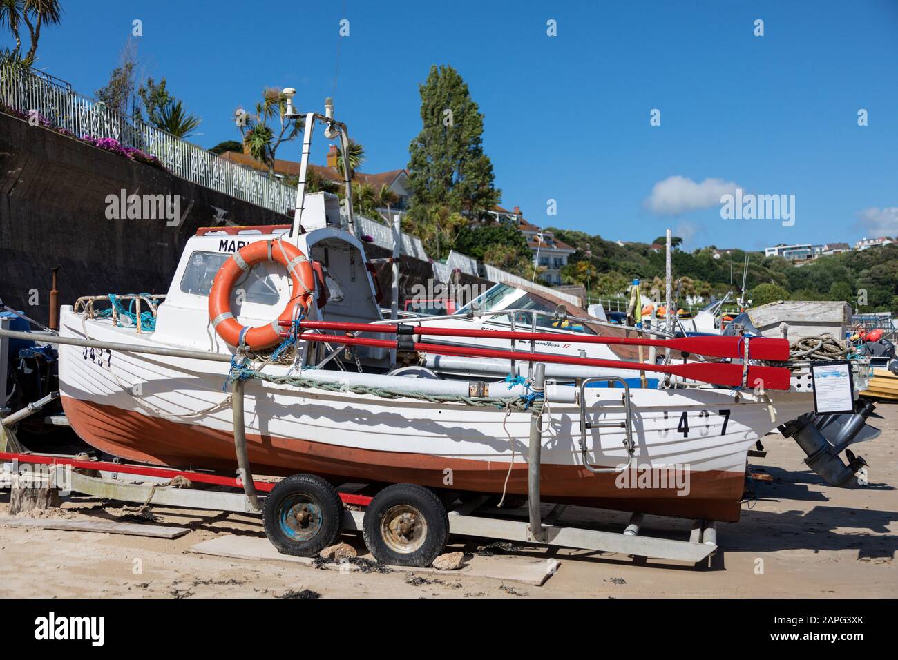 JESRSEY, ISOLE DEL CANALE - 08 GIUGNO 2019: Piccole barche trasportate sulla spiaggia a St Brelade's. Foto Stock