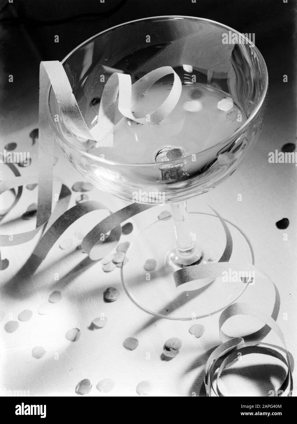 Reportage Model Descrizione: Champagne en serpentines Data: 1933 Parole Chiave: Party articles Foto Stock