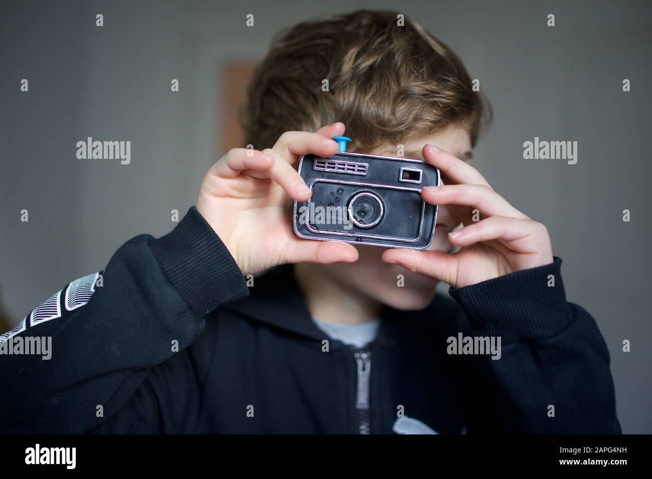 Ragazzo che scatta una foto con un giocattolo di plastica trick, macchina fotografica di squirting dell'acqua Foto Stock