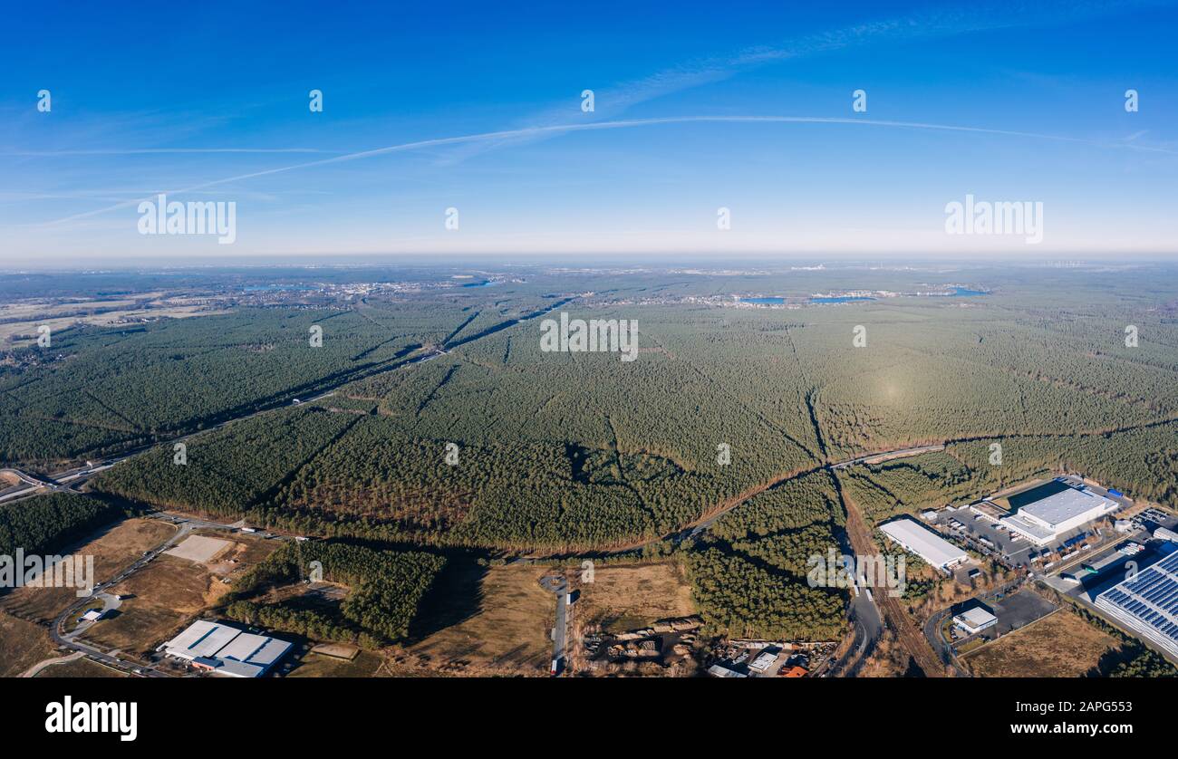 Foto drone della foresta di Grunheide, Berlino-Brandeburgo, fabbrica Tesla Giga Foto Stock