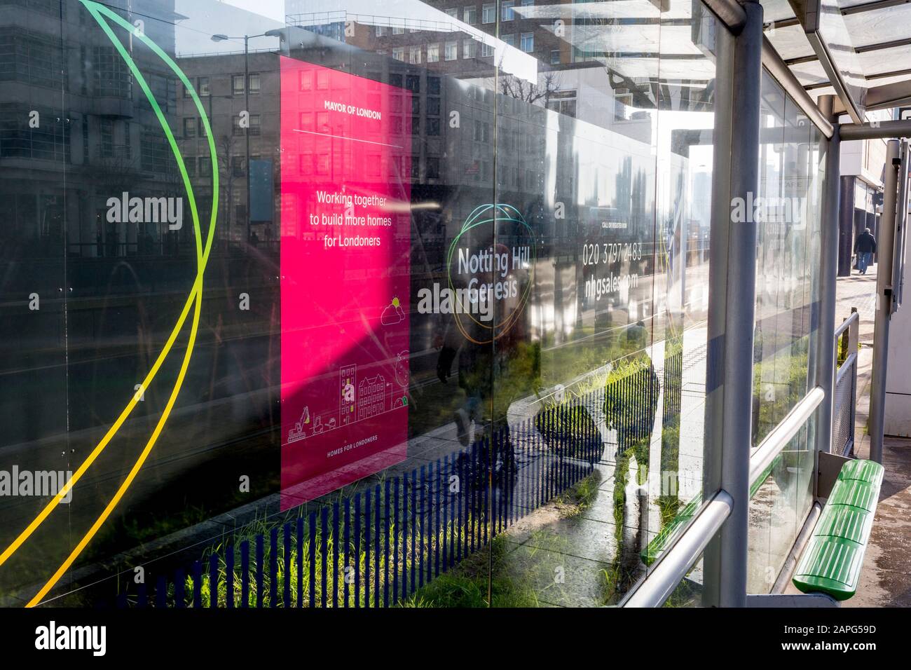 Un grafico che mostra un futuro alto-aumento di appartamento da costruire con la fiducia di alloggiamento 'Notting Hill Genesis', è visto sul sito di costruzione di imbarco, sotto la vecchia, brutta architettura, il 21st gennaio 2020, a Croydon, Londra, Inghilterra. Foto Stock